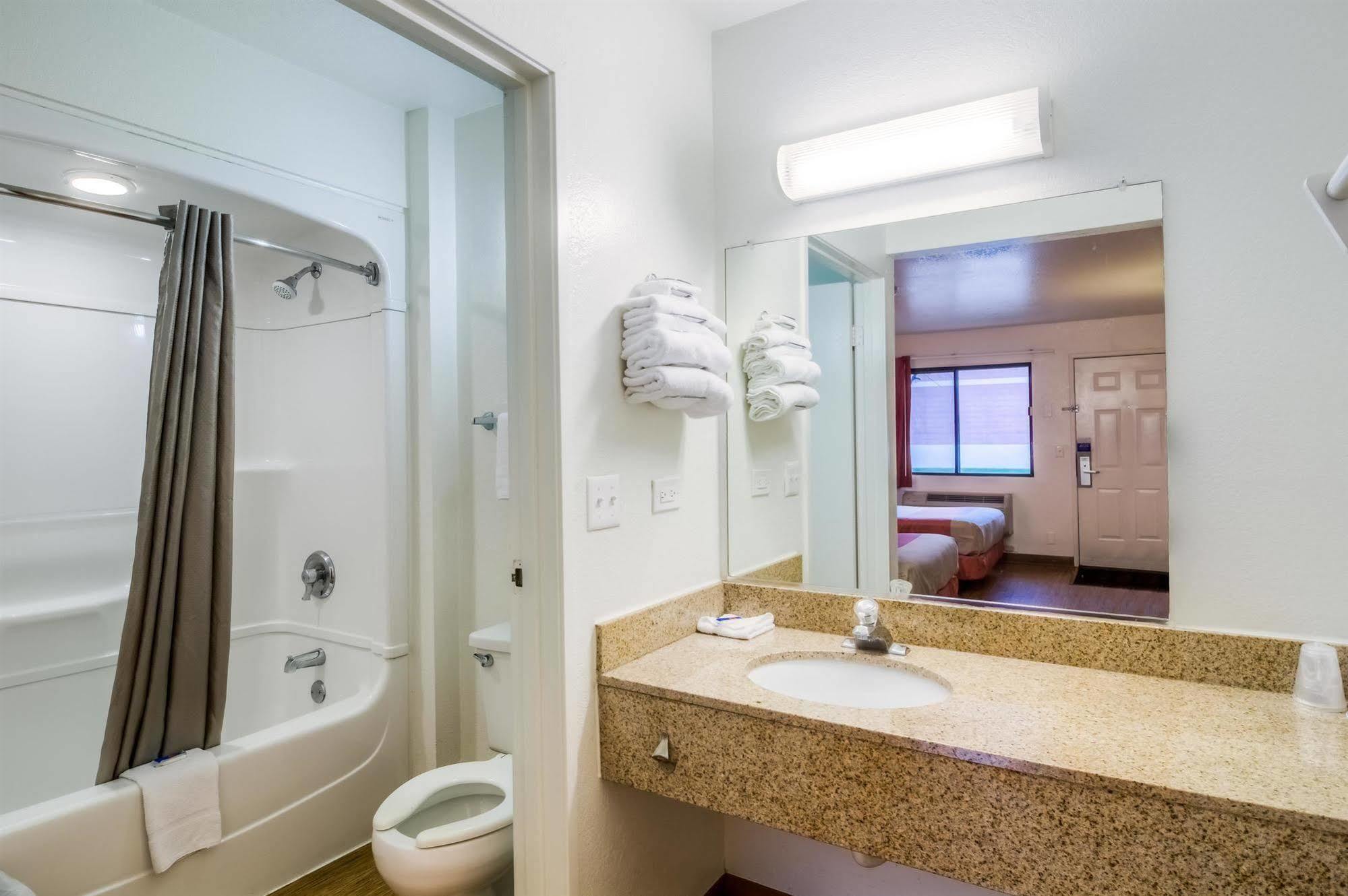 Motel 6 Chicago - Elk Grove เอลค์โกรฟ วิลเลจ ภายนอก รูปภาพ