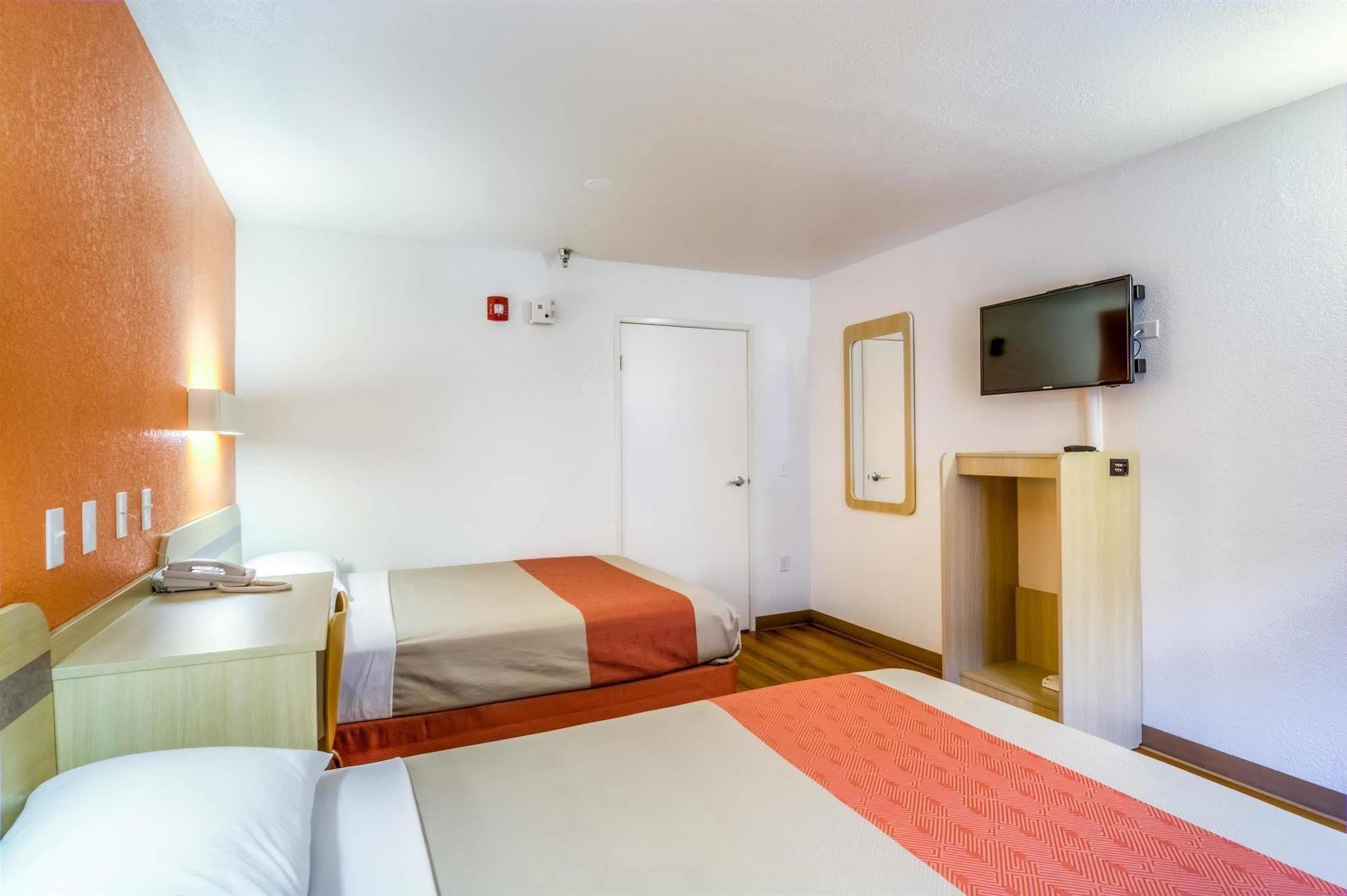 Motel 6 Chicago - Elk Grove เอลค์โกรฟ วิลเลจ ภายนอก รูปภาพ