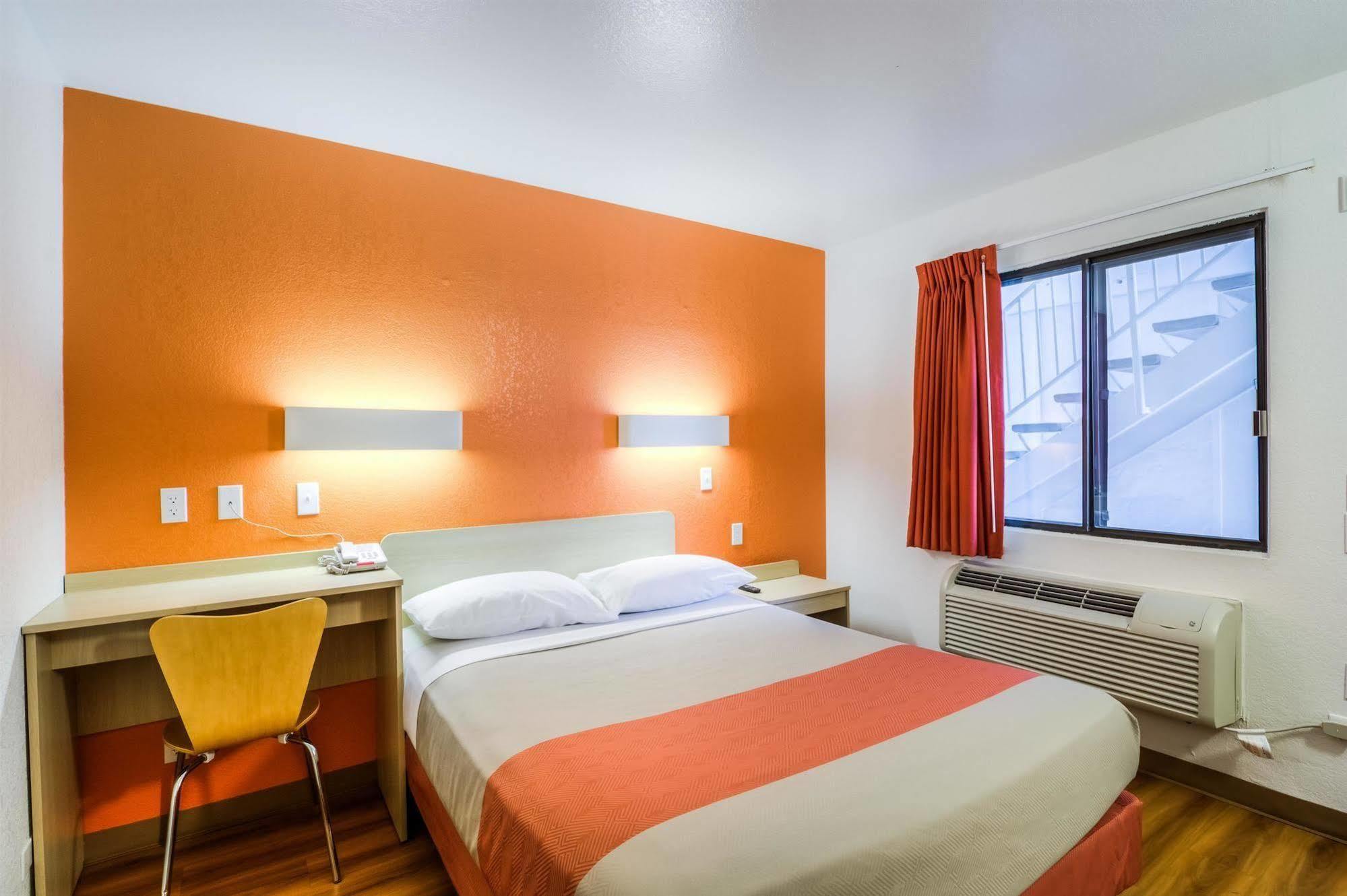 Motel 6 Chicago - Elk Grove เอลค์โกรฟ วิลเลจ ภายนอก รูปภาพ