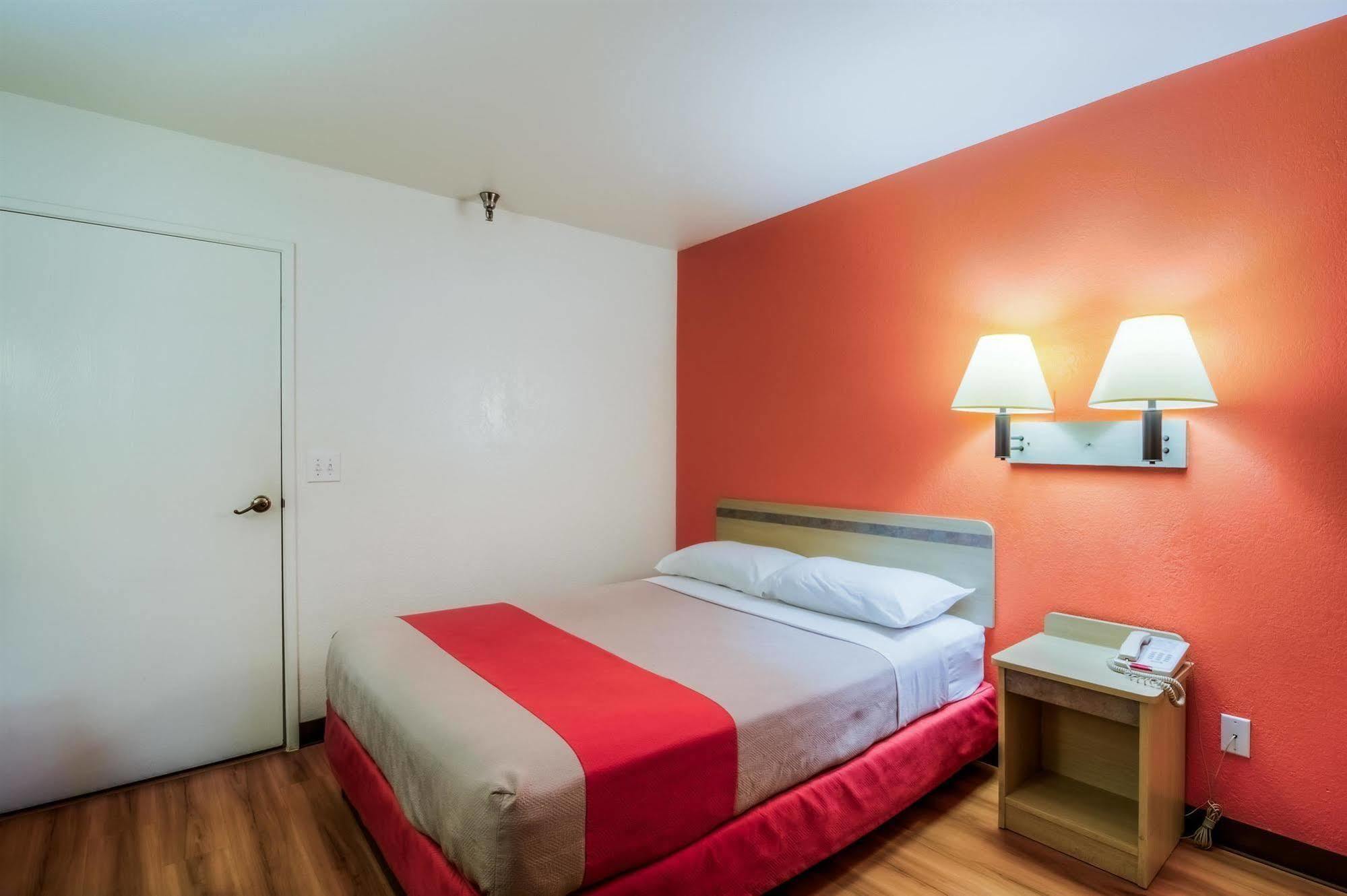 Motel 6 Chicago - Elk Grove เอลค์โกรฟ วิลเลจ ภายนอก รูปภาพ