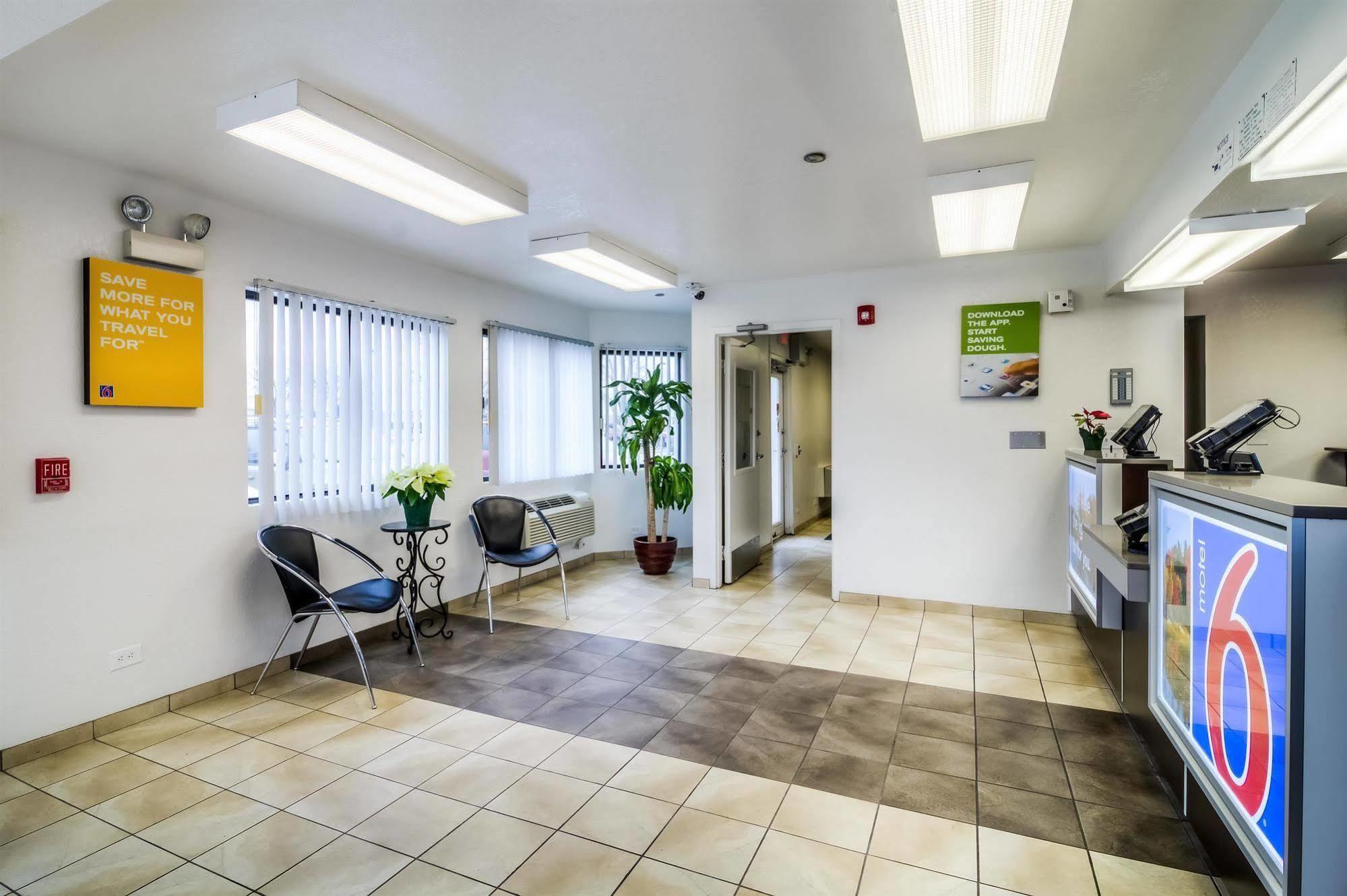 Motel 6 Chicago - Elk Grove เอลค์โกรฟ วิลเลจ ภายนอก รูปภาพ