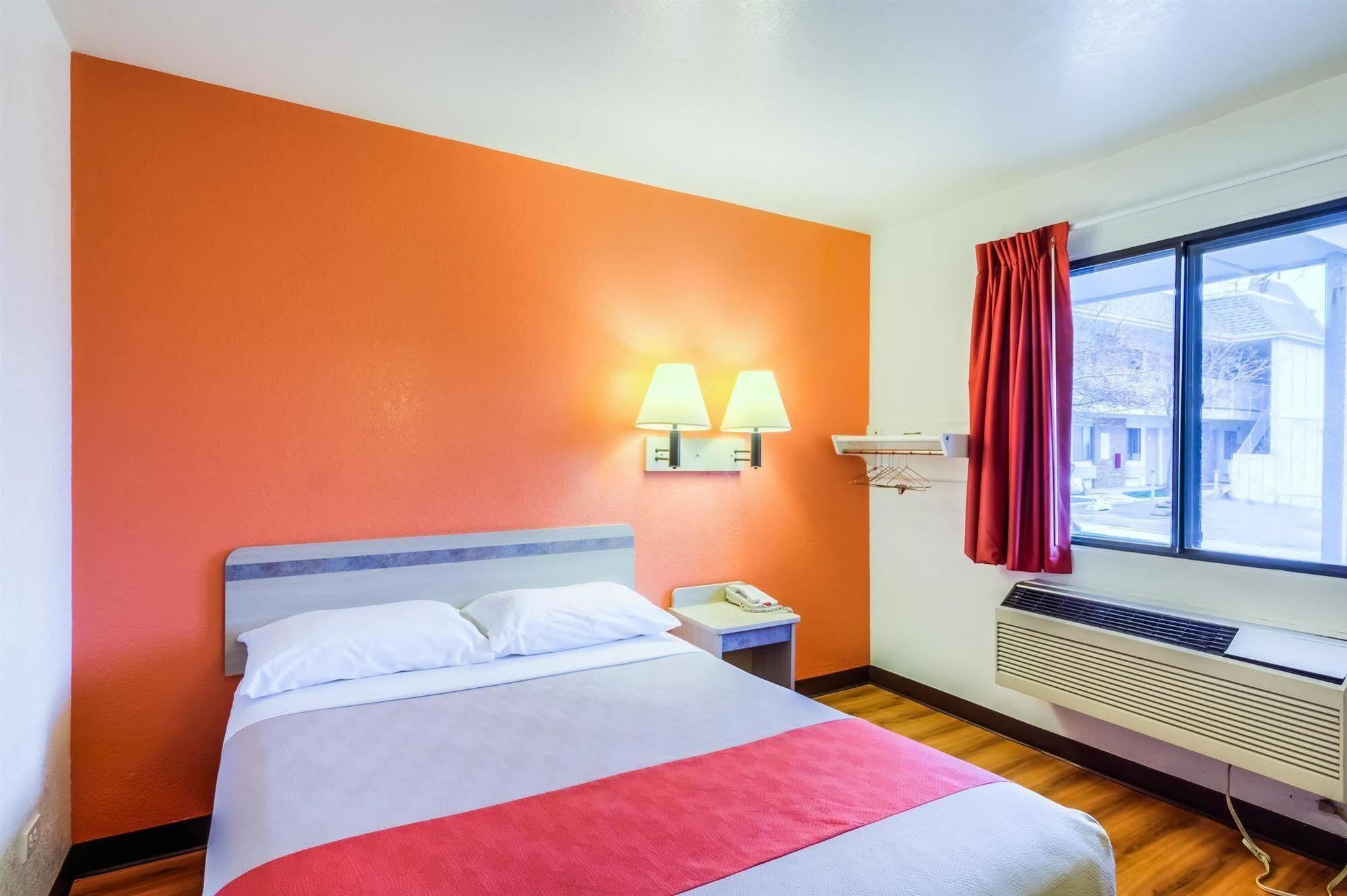 Motel 6 Chicago - Elk Grove เอลค์โกรฟ วิลเลจ ภายนอก รูปภาพ