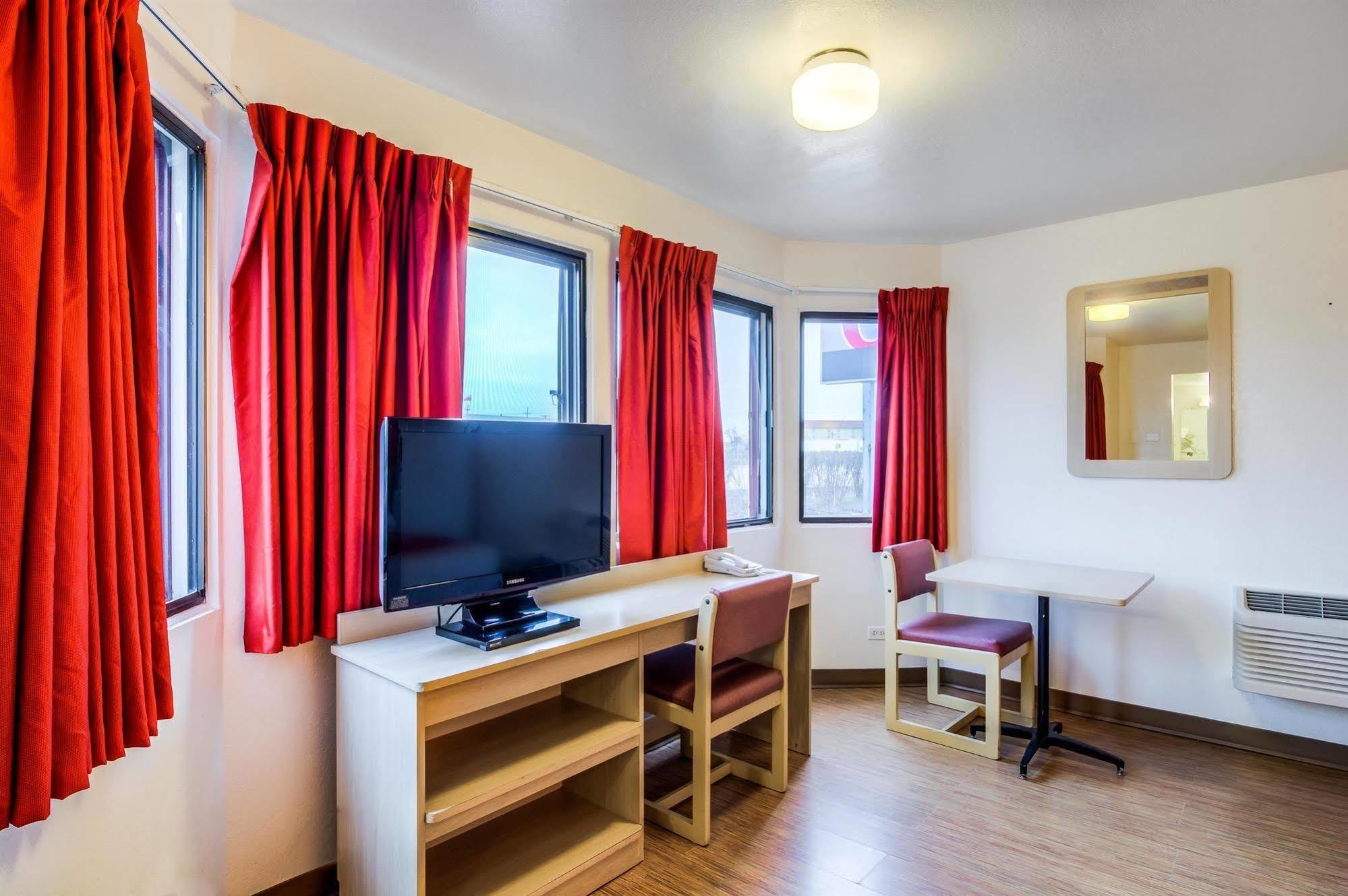 Motel 6 Chicago - Elk Grove เอลค์โกรฟ วิลเลจ ภายนอก รูปภาพ