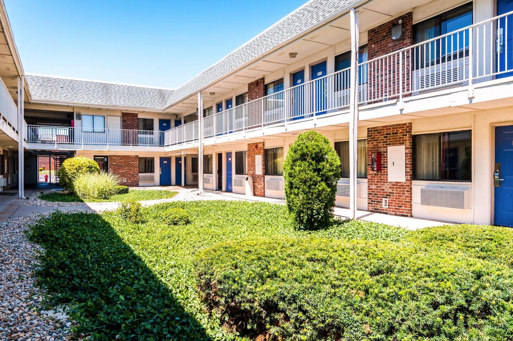 Motel 6 Chicago - Elk Grove เอลค์โกรฟ วิลเลจ ภายนอก รูปภาพ