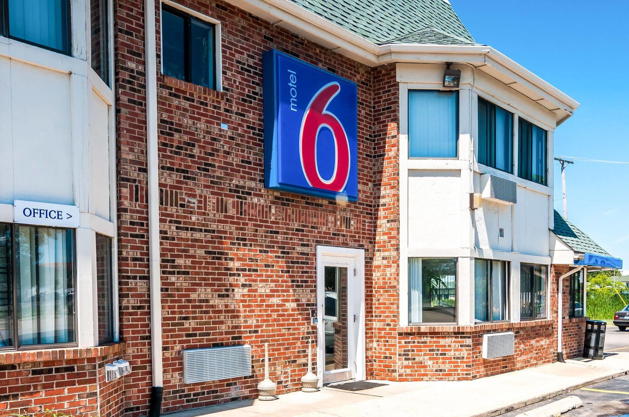Motel 6 Chicago - Elk Grove เอลค์โกรฟ วิลเลจ ภายนอก รูปภาพ